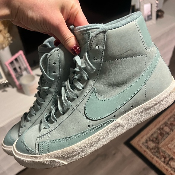 Nike Women's Blazer Mid '77 PRM Sneaker - Picture 5 of 7